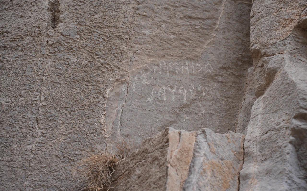 南モンゴル・オルドス新発見の突厥文字岩壁碑文についての速報